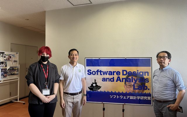 A SERU visit at the Software Design and Analysis Laboratory sign at NAIST